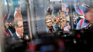 Automation und IT wachsen immer stärker zusammen. Dieser Trend spiegelt sich auch den auf themenbezogenen Sonderschauflächen und in Vorträgen auf diversen Foren der SPS IPC Drives 2017 wider. (Mesago/Thomas Geiger)