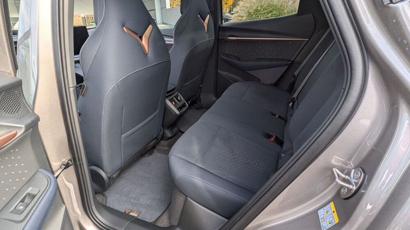 9. Das Platzangebot: Wie bei Coupés typisch, fällt die Dachlinie auch beim Tavascan nach hinten ab. Gleichwohl bietet der Wagen den Insassen im Fond nicht nur genügend Bein-, sondern auch ausreichend Kopffreiheit. (Bild: Mauritz – VCG)