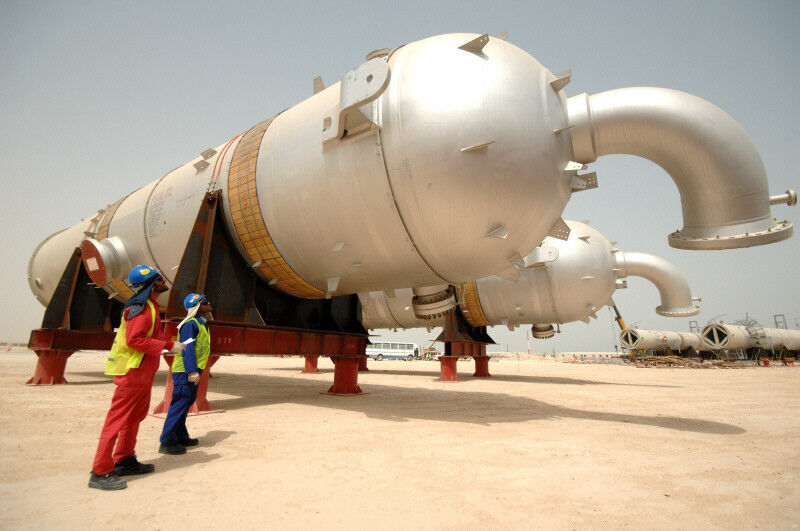 Lifting material at Pearl GTL, Qatar – About 2 million tonnes of equipment and materials have been imported to the Pearl GTL site (Picture: Shell)
