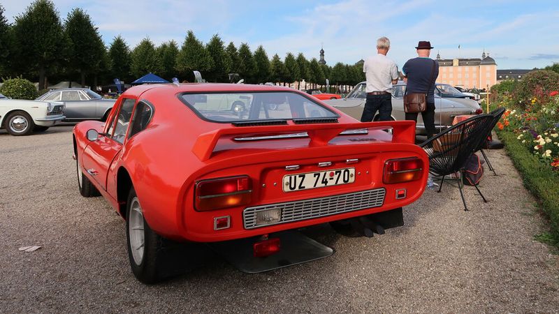 Ein Melkus RS 1000 ist in Schwetzingen inzwischen obligatorisch. Bei diesem Exemplar wurden die sogenannten Drei-Kammer-Leuchten nachträglich durch die Heckleuchten des Lada 2103 ersetzt. Der Heckspoiler scheint der Marke Eigenbau zu entstammen. (Bild: Peter Diehl)