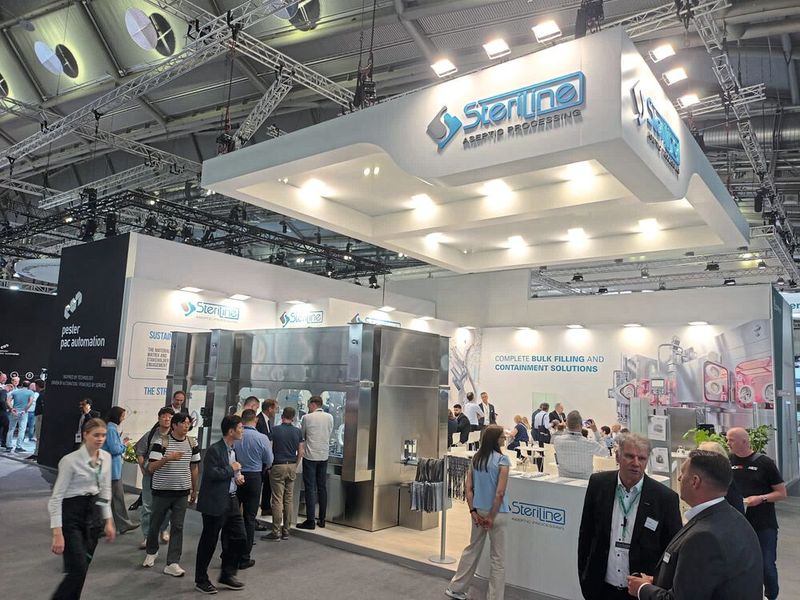 Zur Achema präsentierte Steriline die robotergesteuerte Vial-Füllmaschine RVFM5, mit der es leichter wird, Füllzyklen zu ändern sowie Behälter und Füllmengen zu variieren.  (Bild: Steriline)