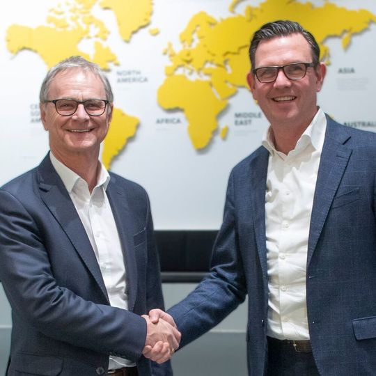 Manfred Hummenberger (CEO DS Automotion, l.) und SSI-Schäfer-CEO Steffen Bersch beim Handshake zur vollständigen Übernahme des österreichischen Robotik-Spezialisten durch das Intralogistik-Schwergewicht aus Neunkirchen. Manfred Hummenberger (CEO DS Automotion, l.) und SSI-Schäfer-CEO Steffen Bersch beim Handshake zur vollständigen Übernahme des österreichischen Robotik-Spezialisten durch das Intralogistik-Schwergewicht aus Neunkirchen.