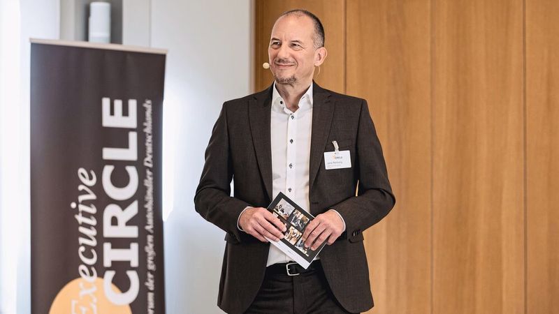 Moderiert auch schon mal: »kfz-betrieb«-Ressortleiter Jens Rehberg (Bild: Stefan Bausewein)
