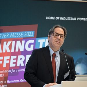 „Antriebs- und Fluidtechnik-Komponenten sind die zentralen Bausteine der Maschinen für Kraft und Bewegung, aber auch Datenquelle für digitale Mehrwertdienste und entscheidend für die Performance der Kundenprodukte – das zeigen wir auf der Hannover Messe“, betont Hartmut Rauen, stellvertretender VDMA-Hauptgeschäftsführer und verantwortlich für die Antriebstechnik und Fluidtechnik im VDMA. (Bild:  VDMA/Deutsche Messe AG)