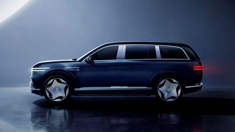 Ein extralanger Radstand, kurze Überhänge und ein mächtiger Kühlergrill sorgen für jene Präsenz, die Chefdesigner Luc Donckerwolke als Ausgangspunkt von Luxus bezeichnet. (Bild: Genesis)
