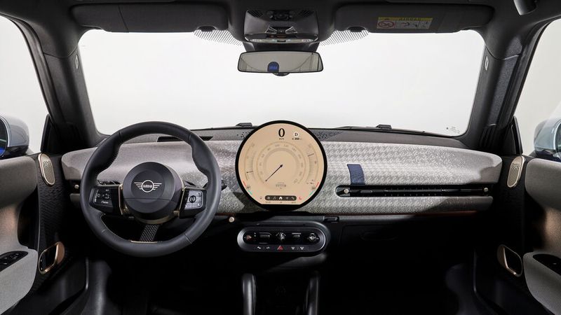 Innen gibt es weiterhin das runde Display als typisches Mini-Merkmal. (Bild: Mini)