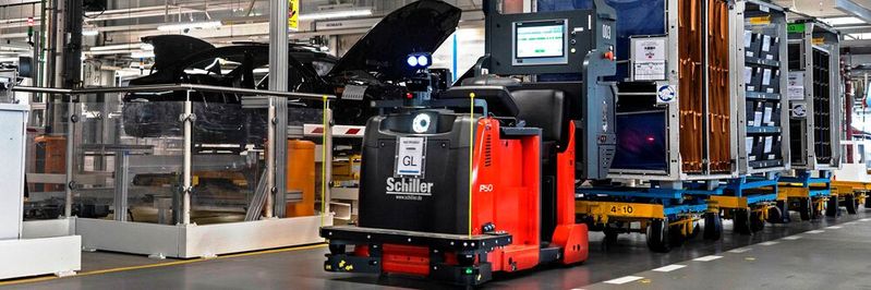 Autonomer Transport von 500 Tonnen Material vom Lager zur Montage täglich dank Digitalisierung und Autonomisierung der Logistikaufgaben mit der fahrerlosen Routenzug-Flotte von Schiller Automatisierungstechnik GmbH.(Bild:  Schiller Automatisierungstechnik GmbH)