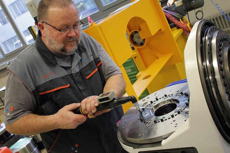 Bild 3: Montage des Palettentellers auf dem Klemmring des Lagers der C-Achse. Auf dem Palettenteller wird später das zu bearbeitende Bauteil eingespannt. (Bild: Atlas Copco Tools)
