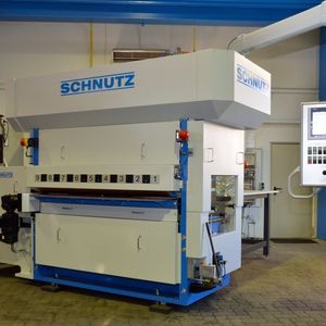 Die Schnutz GmbH entwickelt bereits seit Jahrzehnten speziell angepasste Anlagen zum präzisen und schonenden Richten von Lochblechen. Die jüngste Generation wird auf der diesjährigen Euroblech vorgestellt.