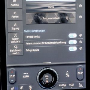 Herkömmliche Knöpfe und Schalter gibt es nur noch wenige im Mach-E, daher dient das Multimediasystem ebenso als Kommandozentrale für die meisten anderen Funktionen. (Bild:  Ampnet)