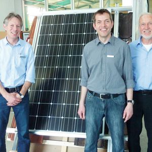 Neuer Unternehmensbereich Photovoltaik und Solartechnik: Firmengründer Otto Kohler (rechts) mit Roger Kohler (links) und Markus Kohler vor einem Solarpanel.