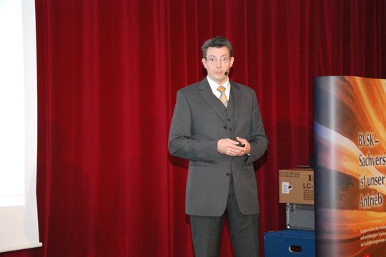 Dipl.-Ing. Michael Zierau, Leiter Referat Technik im ZKF, erläuterte den Sachverständigen, welche Gefahren mit Hochvoltfahrzeugen verbunden sind, und wie sie zu meistern sind. (Archiv: Vogel Business Media)