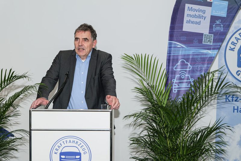 Innungsgeschäftsführer Martin Rumpff bedankte sich bei den Experten für ihr ehrenamtliches Engagement, ohne das ein solcher Wettbewerb nicht möglich wäre. (Bild: Schmidt - VCG)