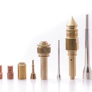 Typisches Bauteilspektrum der Eglin Präzisionsmechanik. Eine besondere Stärke ist die spanende Bearbeitung von Kupferlegierungen bis hin zu Reinkupfer. (Bild:  NIELS FRANKE)