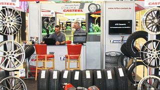 Pop-up-Stores wie der von Reifen Casteel sind „Filialen auf Zeit“ in stark frequentierten Lagen wie Einkaufspassagen. Ziel der Handelsgruppe ist es, neue Kunden zu gewinnen und den Bekanntheitsgrad des Unternehmens zu steigern.    (Bild: Reifen Casteel)