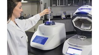 Abb.1: Überführen der getrockneten Probe ins NMR Kernresonanzspektrometer (Oracle-Modul) (Bild: CEM)