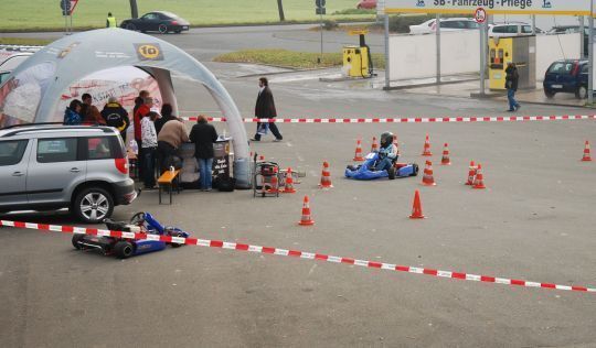 Der Nachwuchs konnte auf einer abgesperrten Rundstrecke Kart-Fahren. (Archiv: Vogel Business Media)