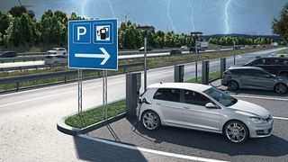 Anders als bei den Schnellladern entlang der Fernwege deutet sich in urbanen Zentren hingegen eine Tendenz zu einem pragmatischen Design von Lademöglichkeiten an, die in Zukunft als solche gar nicht mehr explizit in Erscheinung treten werden. (Clipdealer)