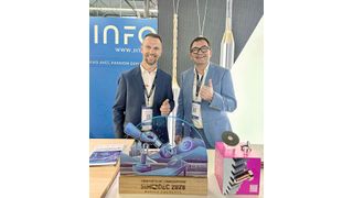 Rémy Favard et Fabrice Berche sur le stand de Louis Bélet au SIMODEC 2026 avec le trophée de l'innovation fraîchement gagné. (Source : MSM)