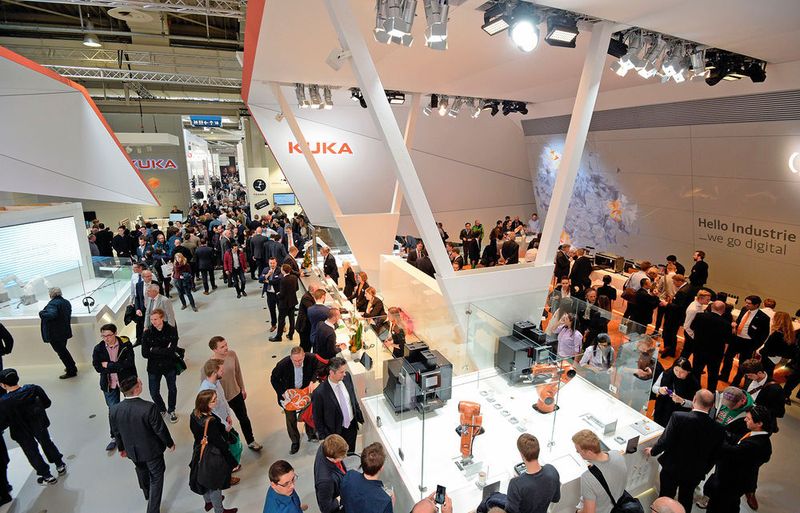 Mehr als 60 Roboterfirmen, Systemintegratoren, Anbieter von Greiftechnik und Bildverarbeitungssystemen machen die Industrial Automation 2017 zum Welt­gipfel der Robotik. (Deutsche Messe)