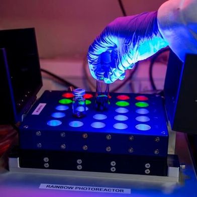 The chemistry is powered by an LED lamp that triggers a self-sustaining chain reaction, forging new carbon–carbon bonds under mild conditions without toxic or expensive chemicals.  (Source: Nordin Ćatić/ St John’s College, Cambridge)