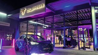 Der Cupra- und Seat-Exklusivhändler Schuler + Eisner hat in Werneck bei Schweinfurt den Betrieb auf die gemeinsame CI der spanischen Fabrikate umgestellt. (Bild: Schuler-Eisner)