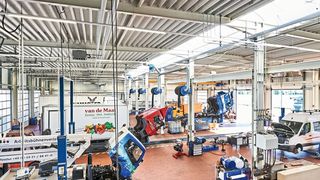 Das Truckcenter erstreckt sich auf einer Gesamtfläche von rund 15.500 Quadratmetern und bietet zwölf Werkstattarbeitsplätze. (Bilder: Borgers)