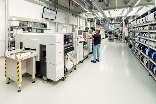 Prozessintegration: Durchgängige Verzahnung von Entwicklung, Test (ICT/FCT) und Fertigung ermöglicht frühzeitige Absicherung von Design, Testbarkeit und Bauteilverfügbarkeit sowie stabile, skalierbare Serienprozesse.(Bild:  FSM AG)