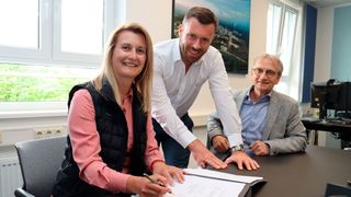 V.l.n.r.: Tozero COO Ksenija Milicevic Neumann, Dominik Gschwendtner, Geschäftsleiter Infraserv Gendorf, und Alfred Sandner, Prokurist Infraserv Gendorf bei der Vertragsunterzeichnung. (Bild: Infraserv Gendorf)