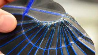 Die 3D-gedruckte Imitation des Ohrwurmflügels lässt sich kompakt falten. Der Faltautomatismus funktioniert allerdings nur bei stärker vereinfachten Prototypen. (ETH Zürich / Peter Rüegg)