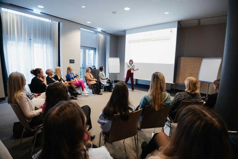 ie zweite Runde Workshop & Thinktanks stand an: Mehr Energie im (Job-)Alltag brachte Ana Klementovic (Herz im Kopf e.U.) mit ihren Brainhacks für smartes Arbeiten. (Bild: Manuell Emme Fotografie)