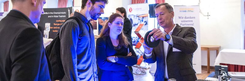 Impressionen der Förderprozessforen 2019: Beim Pumpen- und Schüttgut-Forum diskutieren Experten an zwei Tagen über Probleme bei Förderprozessen. Dabei steht der praxisorientierte Austausch und die gemeinsame Lösungsfindung im Vordergrund des Netzwerktreffens der Pumpen- und Schüttgut-Community. Impressionen der Förderprozessforen 2019: Beim Pumpen- und Schüttgut-Forum diskutieren Experten an zwei Tagen über Probleme bei Förderprozessen. Dabei steht der praxisorientierte Austausch und die gemeinsame Lösungsfindung im Vordergrund des Netzwerktreffens der Pumpen- und Schüttgut-Community.