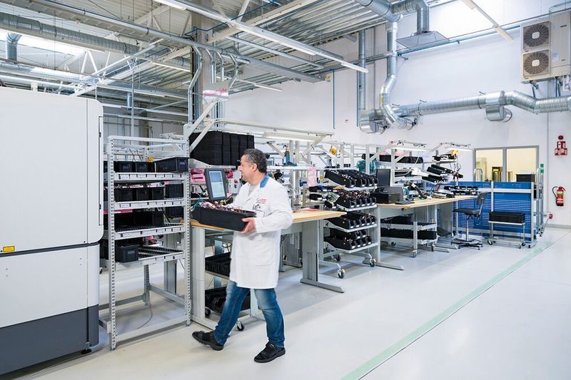 Nachschub: Materialien werden an die jeweiligen Arbeitsplätze geliefert. (Treston)