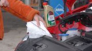 Castrol rät, bei der regelmäßigen Motorölkontrolle stets den passenden Schmierstoff zur Hand zu haben. (Archiv: Vogel Business Media)