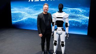 Neura Robotics is a German specialist for humanoid robots (humanoids). Here, co-founder David Reger presents himself with a representative of this artificial species. He has reason to laugh, as the company was recently able to raise over a billion dollars from investors ... (Image:Neura Robotics)