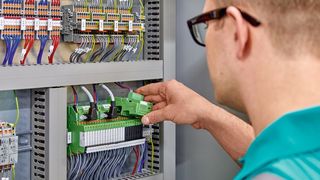 In den letzten Jahren schritt die Miniaturisierung elektromechanischer und insbesondere elektronischer Schalt-Interfaces immer weiter fort, was Platz im Schaltschrank einsparen hilft. (Phoenix Contact)