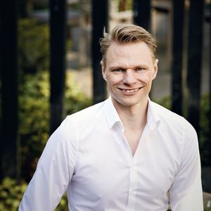 Der Universal-Robots-Präsident Kim Povlsen zum aktuellen Rekordumsatz: „Vielen wird jetzt klar, wie erfolgreich sie mit dem Einsatz von Cobots werden können. Das bescherte uns im zurückliegenden Geschäftsjahr diesen hohen Umsatz. Das dürfte auch so weitergehen.“(Bild:  Universal Robots / stampreklamefoto)