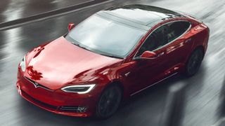 Sowohl der Sitz des Tesla-Fahrers als auch der des Beifahrers seien komplett zurückgelehnt gewesen und beide Insassen schienen zu schlafen, berichtete die Polizei. (Bild: Tesla)