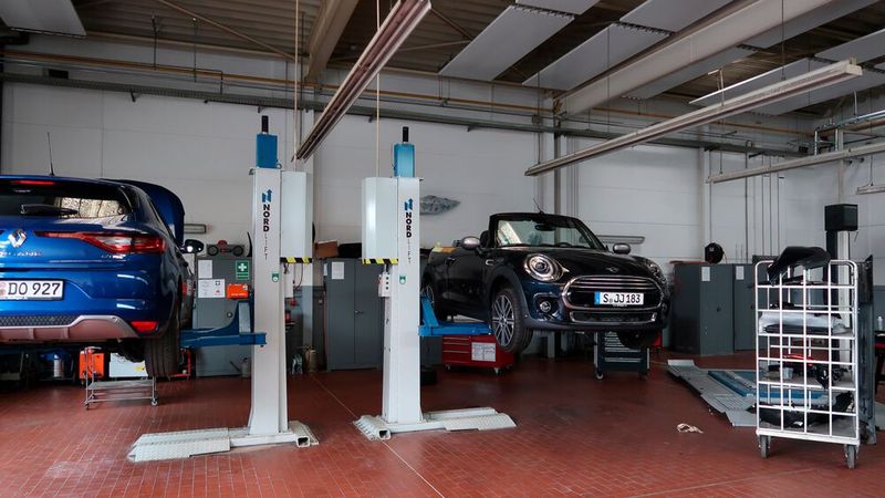 Im Karosseriearbeitsbereich stehen zwei Einsäulen-Hebebühnen zur Verfügung. (Bild: Diehl/»kfz-betrieb«)