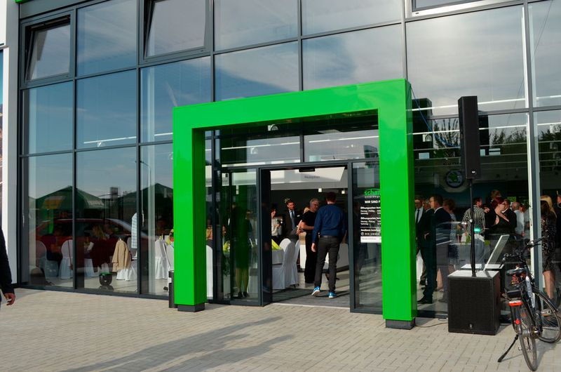 Der Neubau setzt die typischen CI-Baustandards um, etwa das Eingangsportal ... (Bild: Grimm/»kfz-betrieb«)