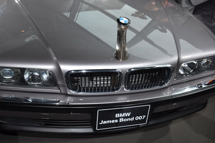 Viel Aufmerksamkeit erhaschte diese außergewöhnliche Kühlerfigur: Der ausfahrbare Drahtschneider ermöglichte James Bond 1997 die problemlose Weiterfahrt. (Foto: Michel)