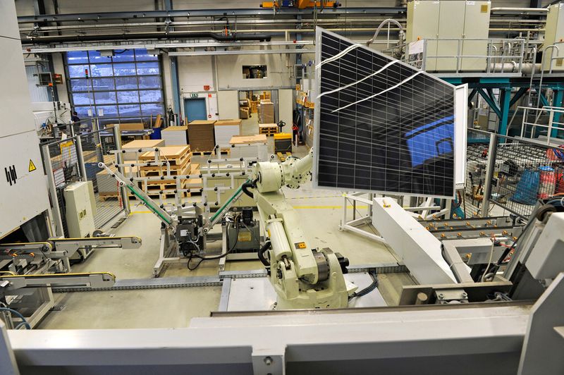 Durch Automation lassen sich Fertigungskosten deutlich senken. Photovoltaik-Hersteller setzen daher auf moderne Ausrüstung. (Bild: Solarworld)