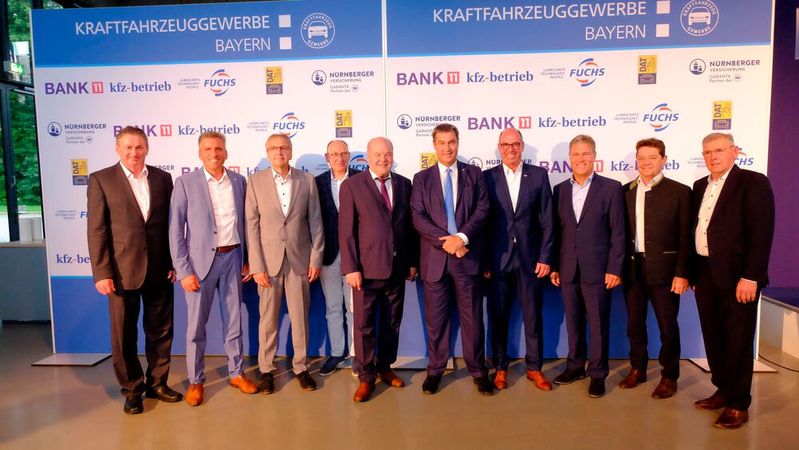 Der Vorstand des Kraftfahrzeuggewerbes Bayern um Präsident und Landesinnungsmeister Albert Vetterl (5. v. l.) mit Ministerpräsident Dr. Markus Söder, MdL. Der Vorstand des Kraftfahrzeuggewerbes Bayern um Präsident und Landesinnungsmeister Albert Vetterl (5. v. l.) mit Ministerpräsident Dr. Markus Söder, MdL.