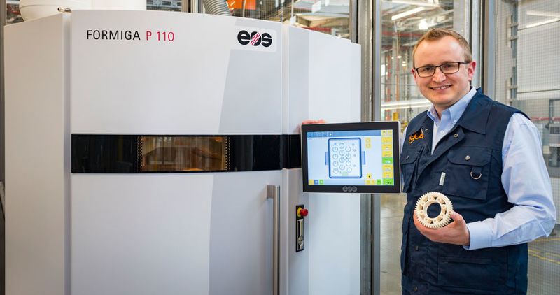 Tom Krause, zuständiger Produktmanager bei igus: „Mit unserem neuen SLS-Drucker können wir komplexe Verschleißteile in kürzester Zeit fertigen.“ (Igus)