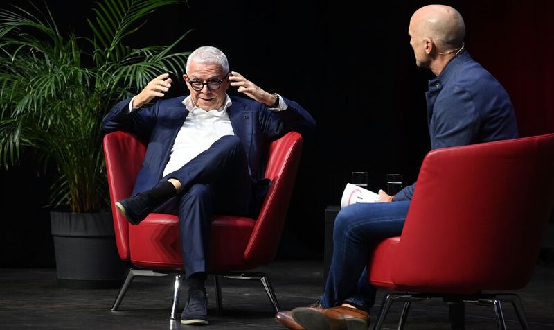 Moderator Michael Sokoll (re.) mit Dr. Hans-Peter Strebel (li.) (Bild: KMU Swiss AG / Foto Wagner / Alexander Wagner)