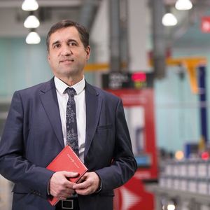 "Selbst wenn es auf den ersten Blick so aussieht, als würden wir „nur“ ein Nichts liefern – Vakuum ist immer ein kritischer Parameter im Prozess, weil die Kontrolle darüber sehr komplex ist."
Dr. Eric Taberlet, Vorstandsvorsitzender bei Pfeiffer Vacuum