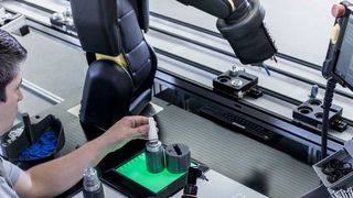 Der Arbeitsplatz 4.0 passt sich dem Mitarbeiter an. Beispielsweise stellt sich die Höhe des Arbeitstisches auf die richtige Größe ein. (Bild: Robert Bosch)