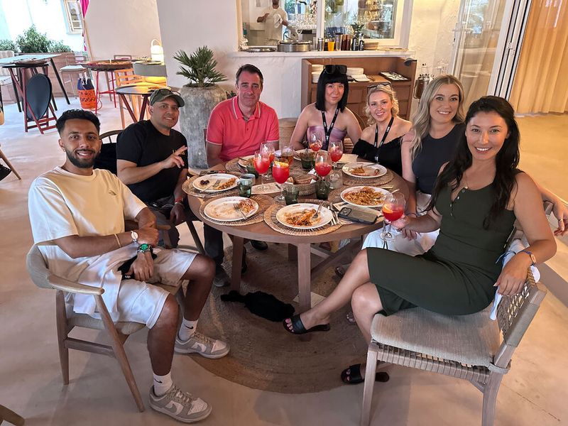 (v. l.) Kyle Patel (Ingram Micro UK), Carlos DelToro und Stuart Richardson (UAG), Lisa Gregg (Three Ireland), Roisin Ward (Exertis Ireland), Rachelle Minyard und Shannon Pelot (UAG)  (Bild: Vogel IT-Medien GmbH)