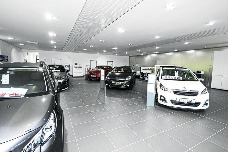 Blick in den Showroom: Hier können Kunden in aller Ruhe die neuesten Modelle kennenlernen. (Autohaus Glinicke/Kaesler)