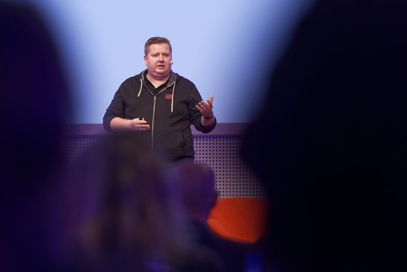 Sebastian Wowra & Stephan Ley, Pink Tree Communications GmbH Whatsapp ist die App mit der häufigsten Nutzungsfrequenz. Warum also nicht auch im Business-Kontext auf sie zurückgreifen? Sebastian Wowra und Stephan Ley zeigten den Teilnehmern, wie WhatsApp auch im B2B-Marketing eingesetzt werden kann. Wichtig dabei sei es, erst einmal einen internen Testpiloten zu starten, bevor damit am „live“ gegangen werden sollte. Das Credo: Messen und optimieren - messen und optimieren - messen und optimieren.  (marconomy © Andreas Burkhardt )